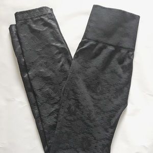 Black Geometric Capri Leggings